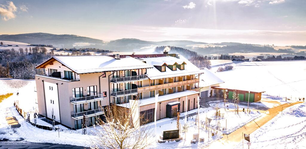 Wellnesshotel im Winter mit Schnee und Sonnenschein