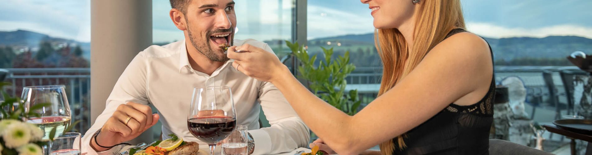 Paar beim Abendessen im Wintergarten