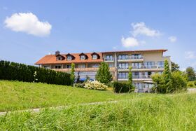 Hotelansicht von der Wiese hinterm Haus