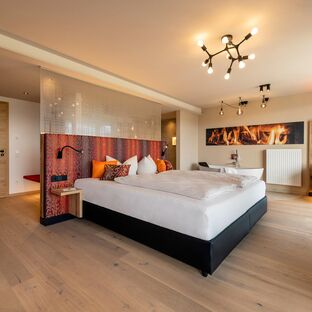 Wellness Suite mit freistehender Badewanne im Zimmer