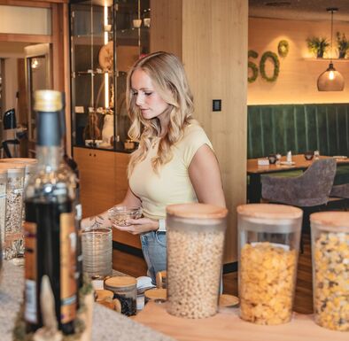 Dame bedient sich am Büffet