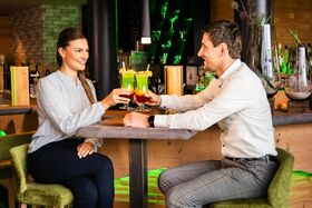 Paar genießt die Hotelbar