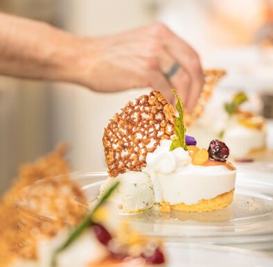 Leckeres Dessert wird in der Küche angerichtet