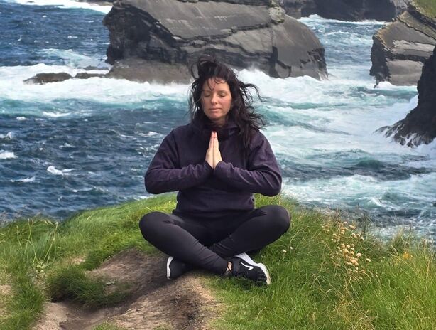 Yoga-Trainerin in Yoga-Position