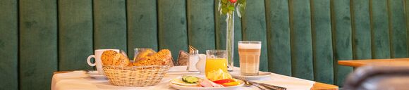 Gedeckter Frühstückstisch im neuen Restaurant