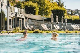 Paar schwimmt im Pool