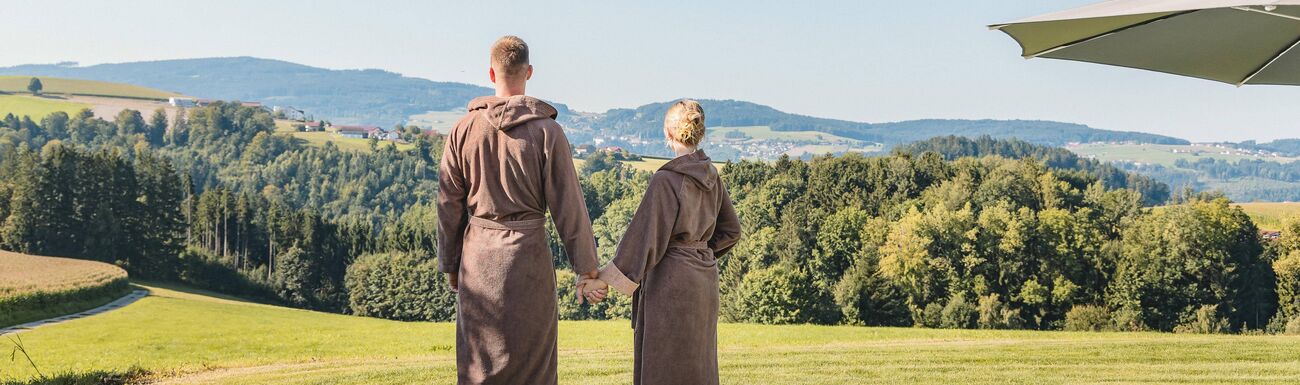 Paar im Bademantel genießt den Ausblick
