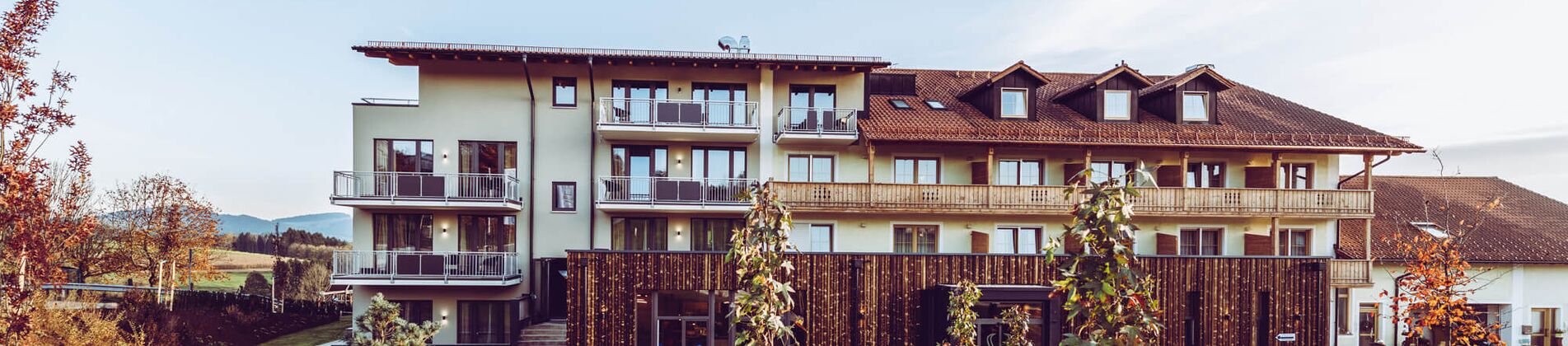 Frontansicht Landrefugium Obermüller mit Weg und Baumbepflanzung