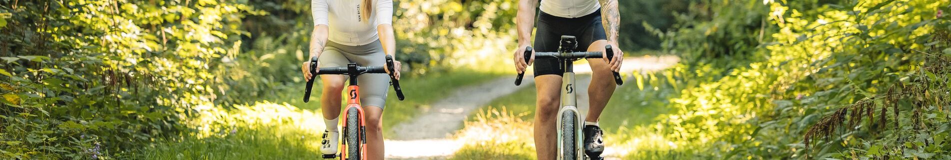Paar fährt auf Feldweg bei schönem Wetter