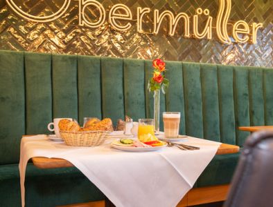 Gedeckter Frühstückstisch im neuen Restaurant