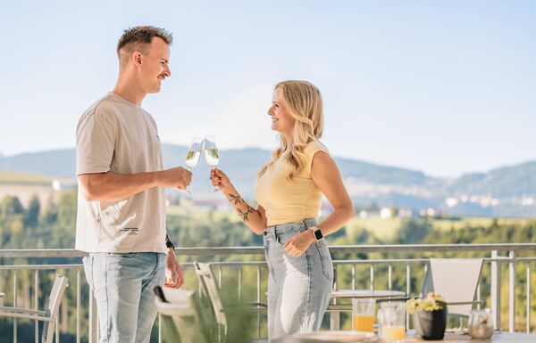 Paar trinkt Sekt auf der Terrasse