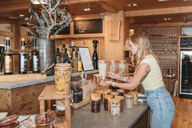 Dame bedient sich am Büffet