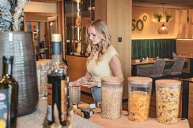 Dame bedient sich am Büffet