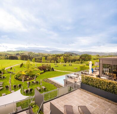 Atemberaubender Panoramaausblick von einem Balkon aus übers Donautal