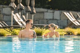 Paar entspannt im Pool
