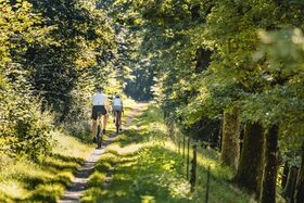 Paar fährt durch Wald