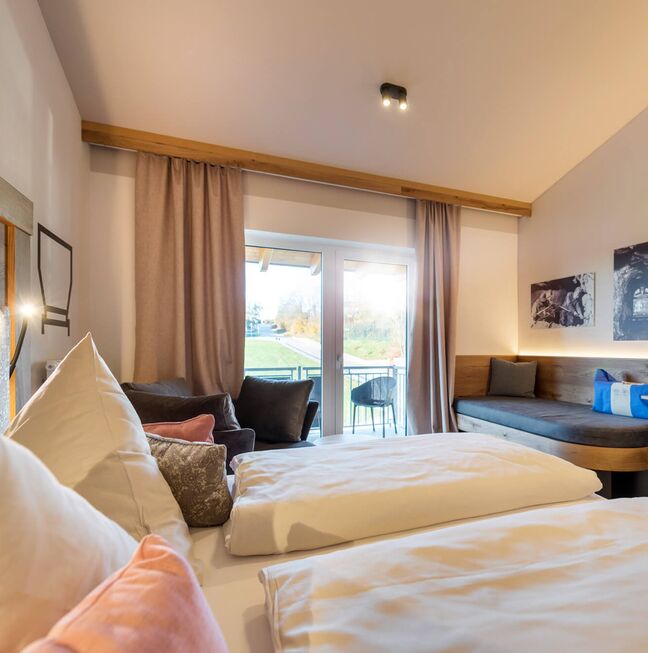 Zimmeransicht mit Blick auf den Balkon