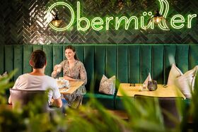 Paar sitzt im Restaurant