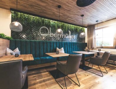 Ansicht Restaurant mit grünen Bänken und Fliesenwand