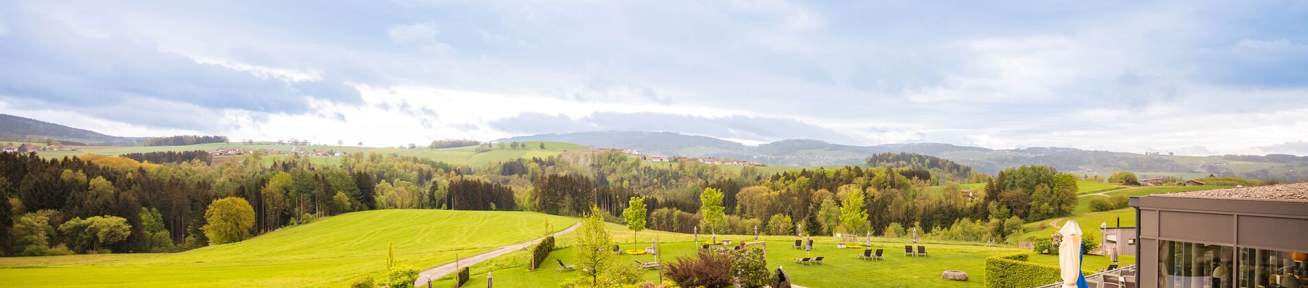 Atemberaubender Panoramaausblick von einem Balkon aus übers Donautal