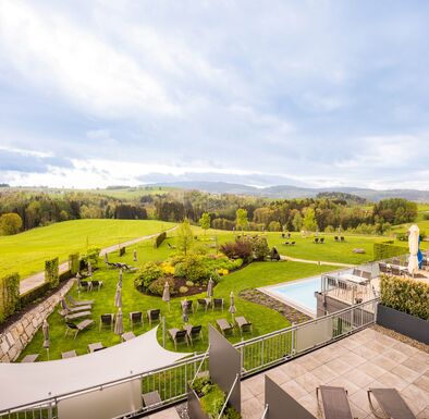 Atemberaubender Panoramaausblick von einem Balkon aus übers Donautal