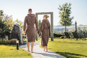 Paar im Bademantel im Wellnessgarten