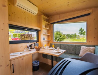 Sitzgruppe im gemütlichen Tinymobil