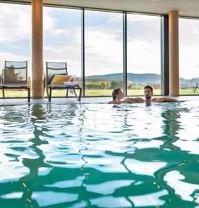 Schwimmen im Hallenbad im Wellnesshotel im Bayerischen Wald Schwimmen im Hallenbad im Wellnesshotel im Bayerischen Wald