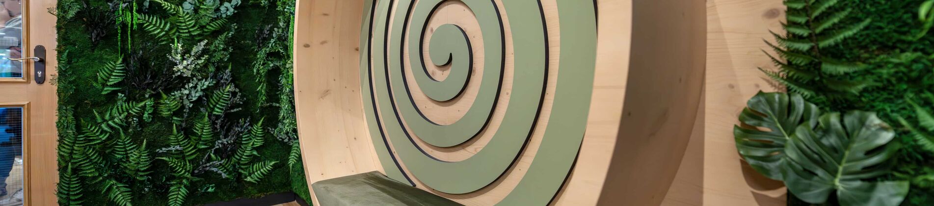 Beliebter Fotopoint mit einer Bank in einem Holzkreis