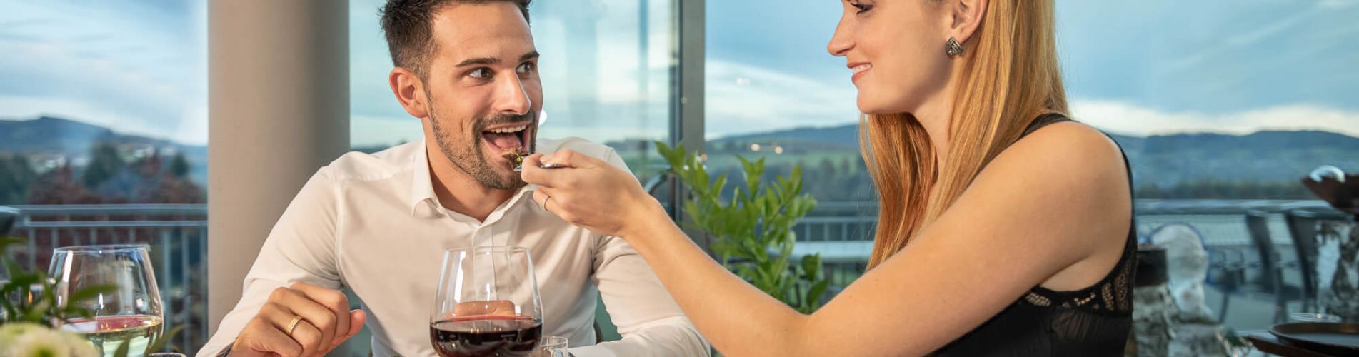 Paar beim Abendessen im Wintergarten