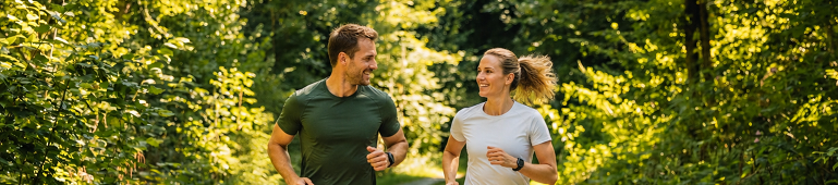 Paar joggt im Wald