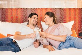 Paar entspannt im Bett