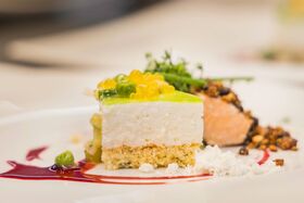 Ansprechend garnierte Speise