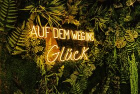 Schriftzug "Auf dem Weg ins Glück" beim Fotopoint