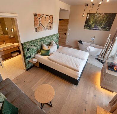 Tolle Suite im Wellnesshotel im Bayerischen Wald mit Boxspringbett, freistehender Badewanne und Elektro-Kamin
