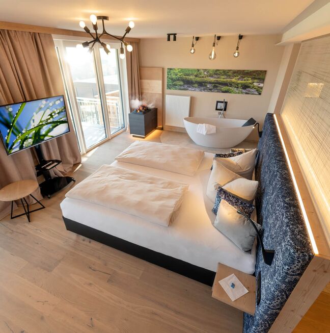 Luxus Suite mit freistehender Badewanne