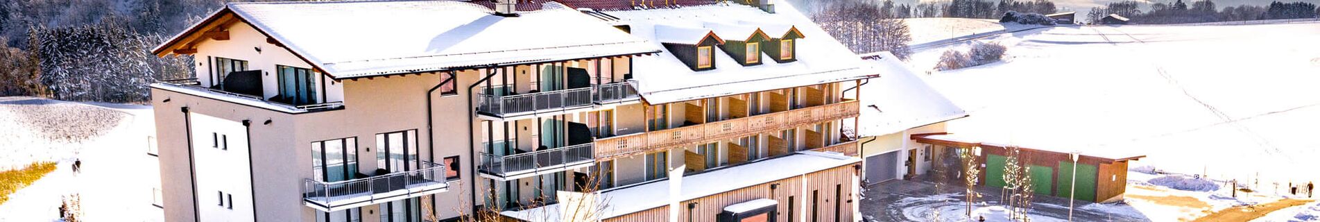 Wellnesshotel im Winter mit Schnee und Sonnenschein