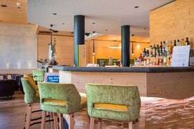 Blick auf den Tresen der Hotelbar