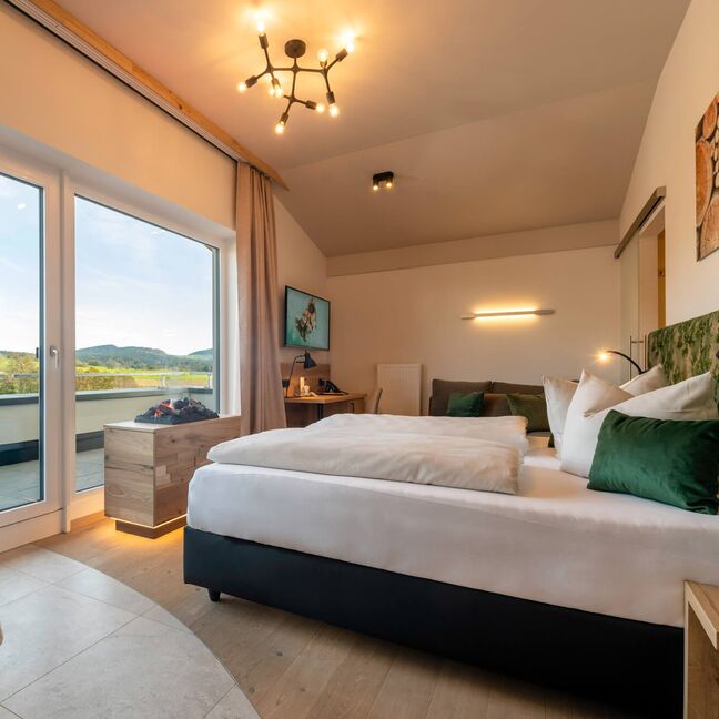 Tolle Suite im Wellnesshotel im Bayerischen Wald mit Boxspringbett, freistehender Badewanne und Elektro-Kamin