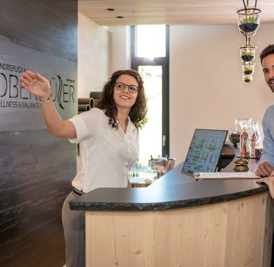 Paar erhält Infomationen an der Rezeption