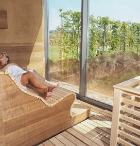 Paar in Sauna im 4 Sterne Wellnesshotel