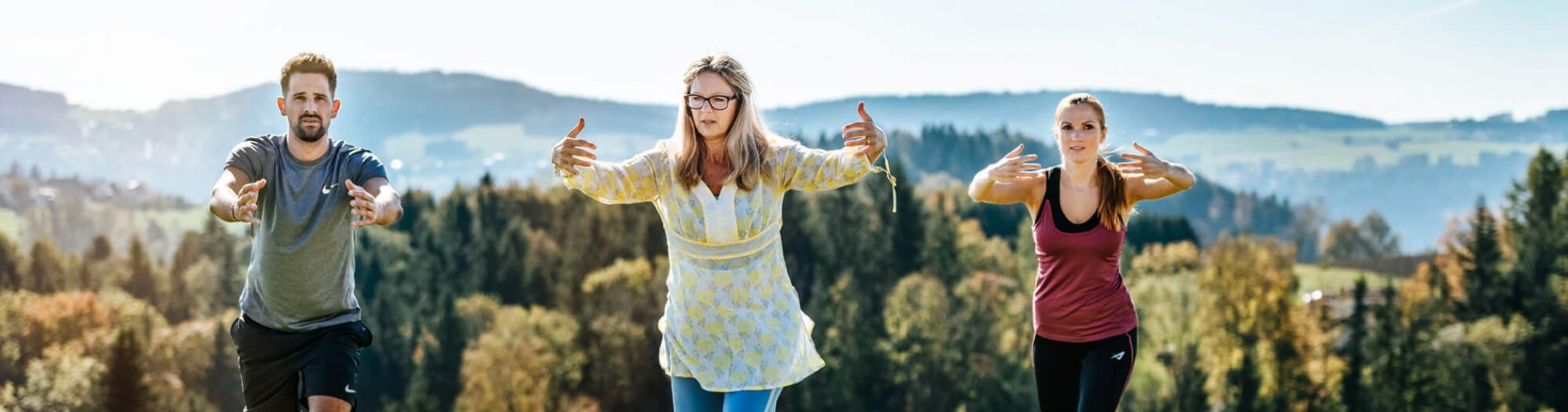 Qi Gong Gruppe im Wellnessurlaub auf der Hotelwiese
