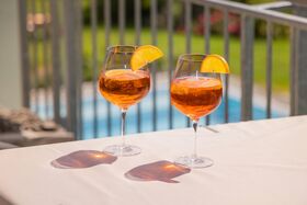 Zwei Drinks vorm Pool