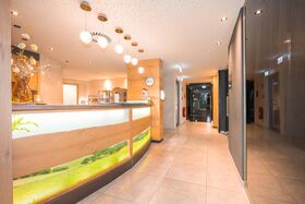 Moderne Wellnessrezeption mit stimmiger Beleuchtung