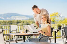 Paar studiert Morgenpost