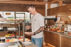 Herr bedient sich am Büffet