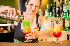 Barkeeperin bereitet Cocktails zu