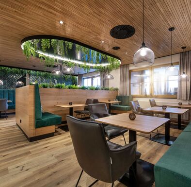 Ansicht vom neuen Restaurant mit viel Holz und grün