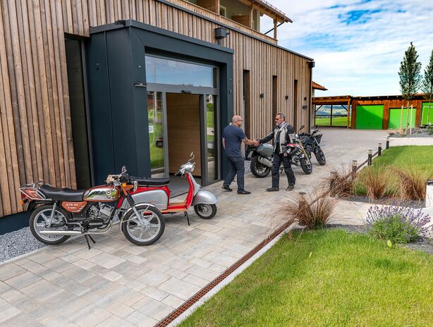 Motorräder vorm Hoteleingang