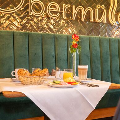 Gedeckter Frühstückstisch